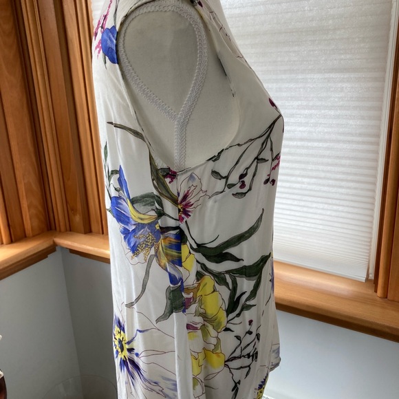 Beautiful, light and airy Banana Republic tank top -like new - Picture 3 of 4